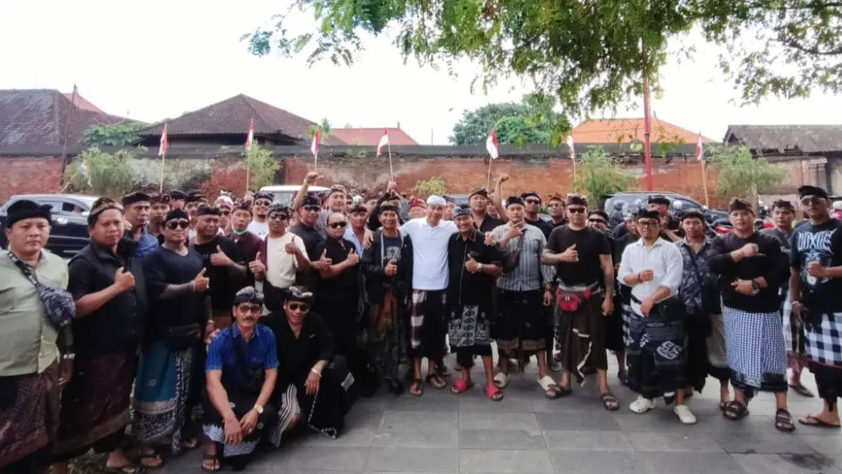 SOLID: Pengurus Tangkas Kori Agung rutin menggelar rapat membahas pembangunan pura.(Foto Pengurus Tangkas Kori Agung)