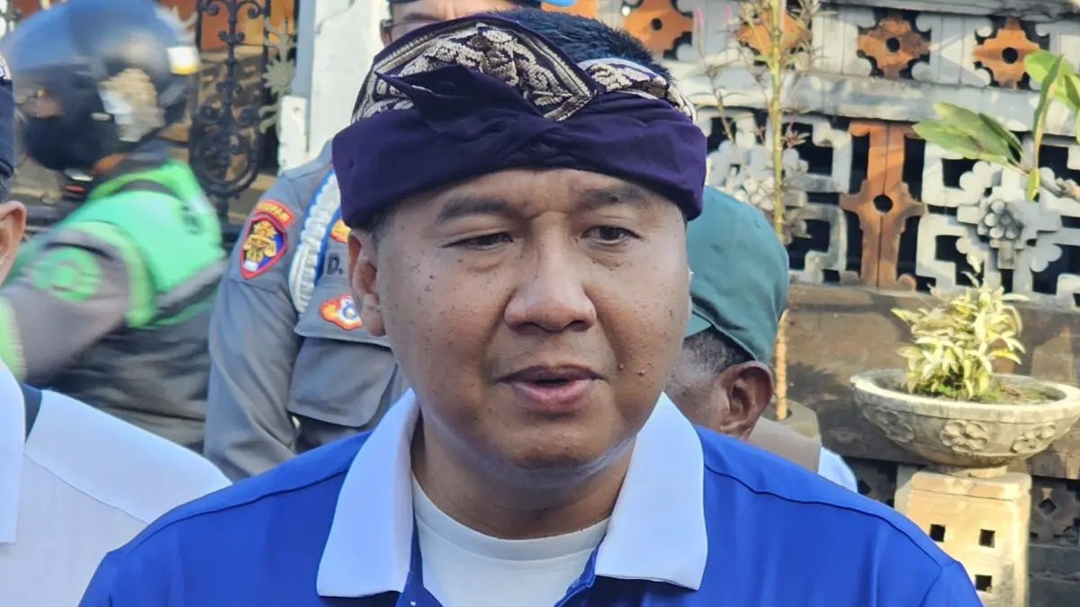 Menteri Perumahan dan Kawasan Permukiman (PKP), Maruarar Sirait, meninjau progres perbaikan rumah bantuan program Bantuan Stimulan Perumahan Swadaya (BSPS) di Jalan Noja Nomor 3 Oongan, Kelurahan Tonja, Kecamatan Denpasar Utara, Senin (10/8) sore.(Foto Ni Kadek Novi Febriani)