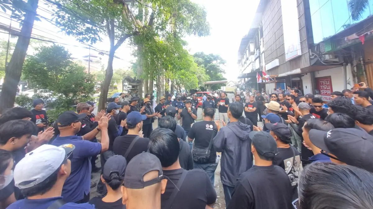 Federasi Serikat Pekerja Mandiri (FSPM) Regional Bali bersama elemen mahasiswa dan Lembaga Bantuan Hukum turun ke jalan, Selasa (11/8) siang. (Istimewa)