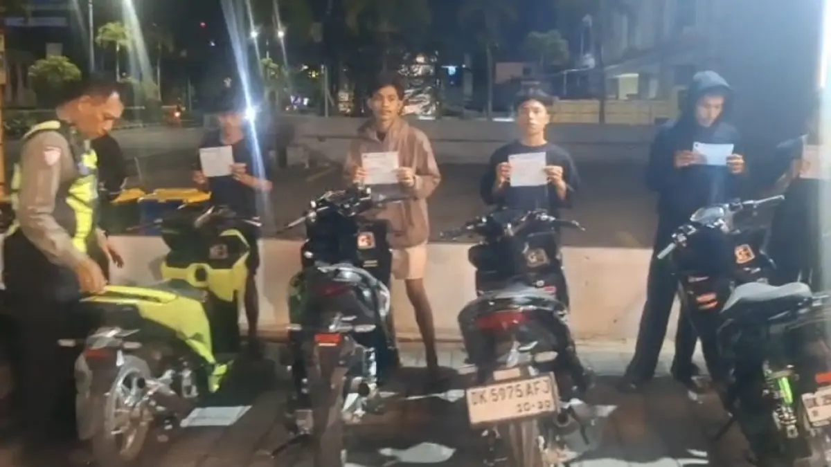 Petugas Satlantas Polresta Denpasar mengamankan sepeda motor dalam patroli penindakan di jalur Sunset Road, Kuta, hingga Bypass Ngurah Rai, Sabtu (8/8) lalu. (Istimewa)