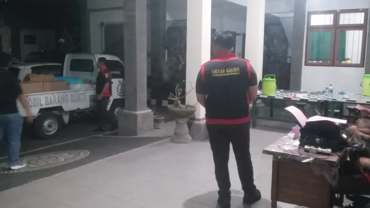 Tim Penyidik Bidang Tindak Pidana Khusus Kejaksaan Negeri Tabanan menggeledah Kantor Dinas Kesehatan Kabupaten Tabanan pada Senin (10/8) kemarin (Foto Juliadi)