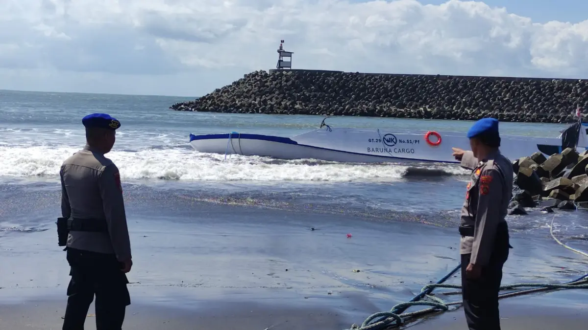 Kapal kargo MK Baruna tenggelam di perairan Padang Galak, Kesiman Petilan, Denpasar Timur, Selasa (11/8) kemarin. (Foto Adrian Suwanto)

&nbsp;