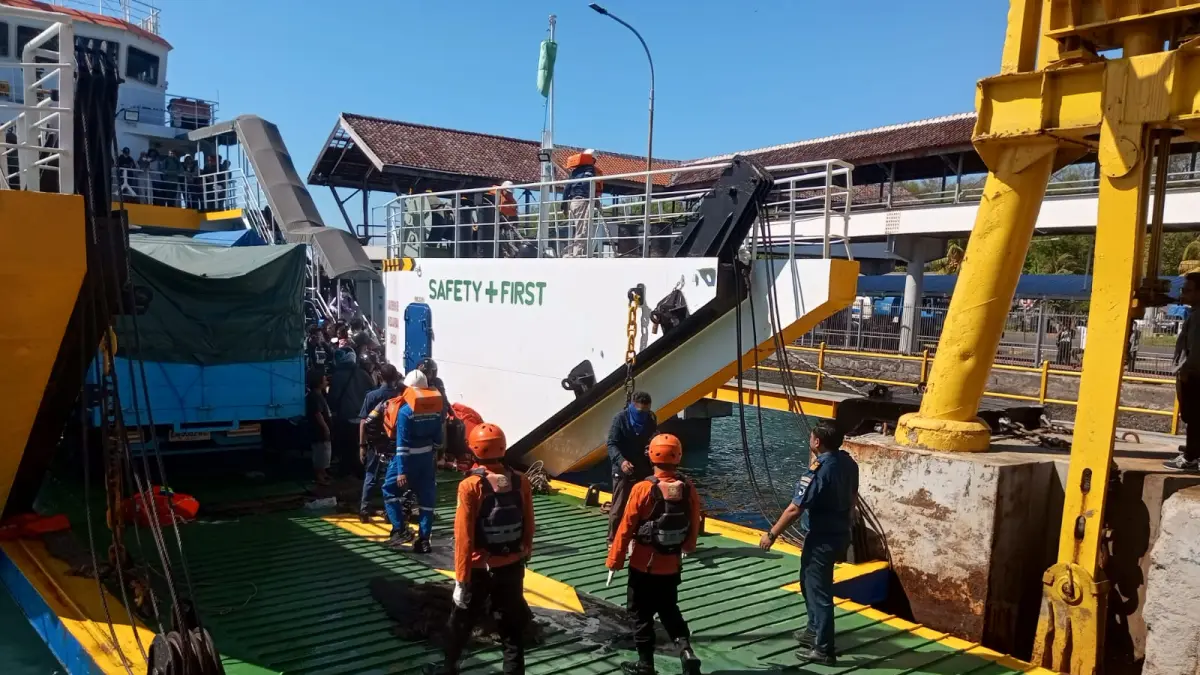 Tim SAR gabungan melakukan evakuasi penumpang KMP Putri Yasmin yang terbakar di perairan Selat Lombok, Rabu (12/8). Kantor SAR Denpasar turut turun tangan dengan mengerahkan KN SAR Arjuna untuk memperkuat operasi penyelamatan.(Foto Humas Kantor SAR Denpasar)

&nbsp;