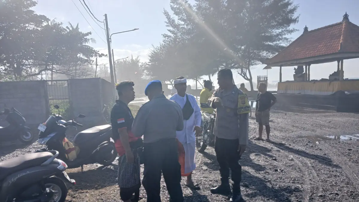 Petugas kepolisian berada di lokasi kejadian saat warga terempas ombak besar.(Foto Polsek Blahbatuh)