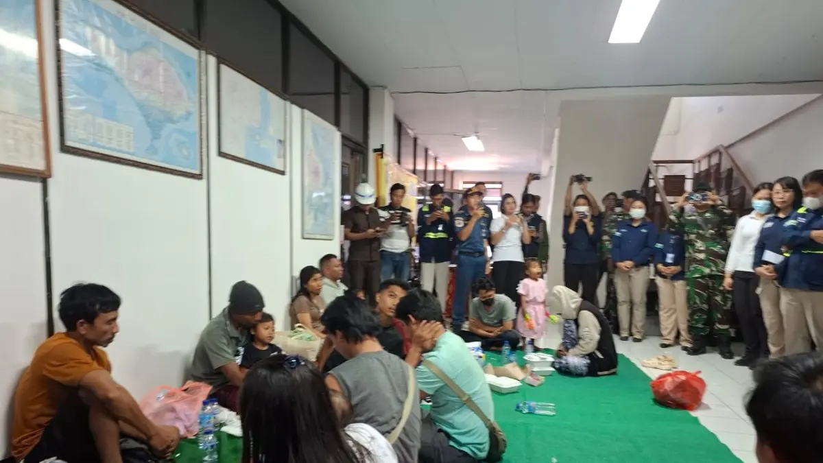 Sebanyak 35 penumpang KMP Putri Yasmin tiba di Pelabuhan Padangbai dan langsung menjalani pemeriksaan kesehatan untuk memastikan kondisinya.(Foto Zulfika Rahman)