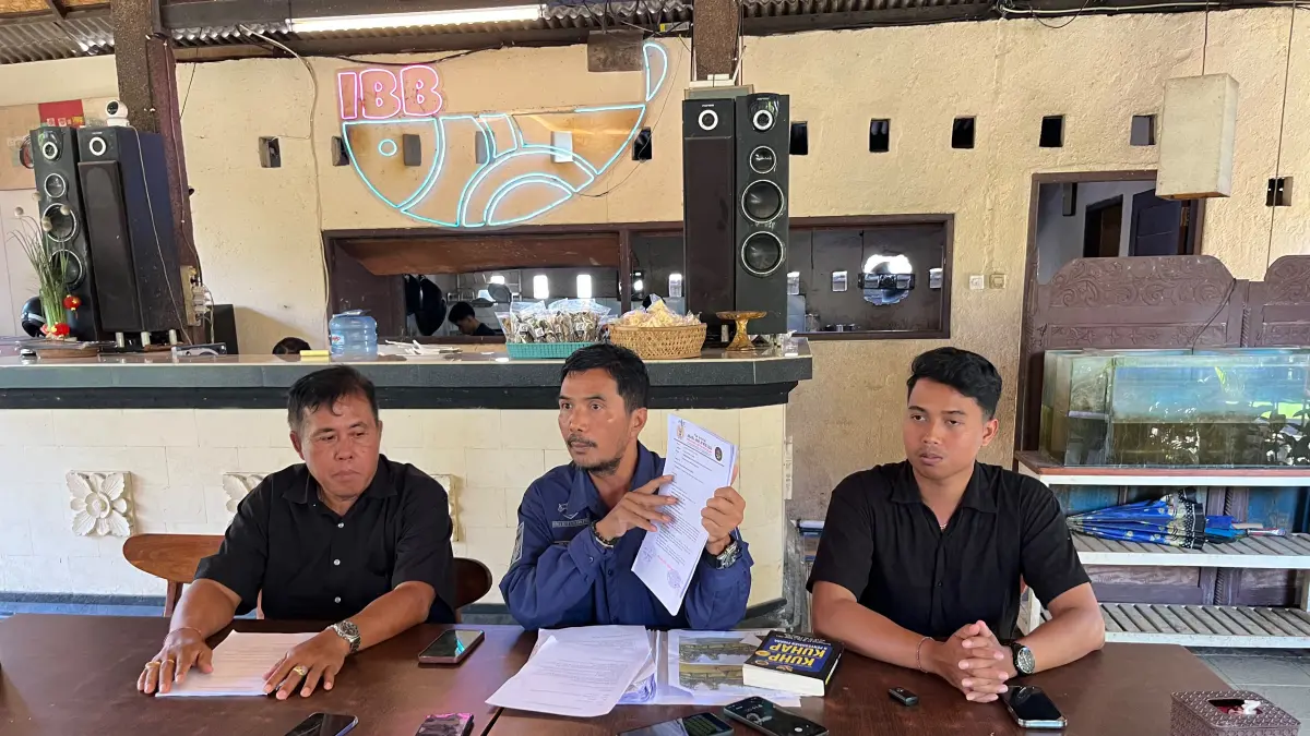 Tim penasihat hukum lima tersangka warga Juwuk Legi — I Nyoman Agung Sariawan (kiri) didampingi I Gede Sumarjaya — memaparkan pembelaan kliennya serta dugaan adanya pihak lain yang terlibat dalam kekerasan terhadap korban. (Istimewa)