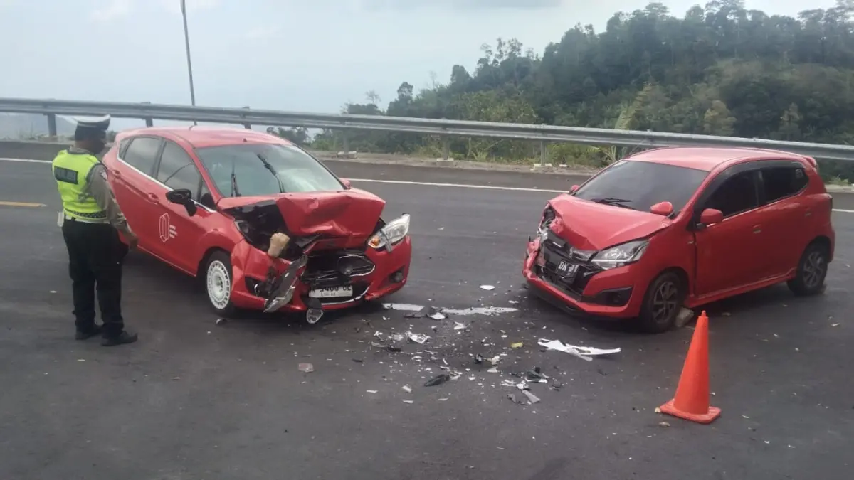 Dua mobil terlibat kecelakaan di Jalan Raya Singaraja–Denpasar, tepatnya di tikungan Saput Poleng tak jauh dari akses jalan 7D, Desa Gitgit, Kecamatan Sukasada, Buleleng.(Foto Polres Buleleng)
