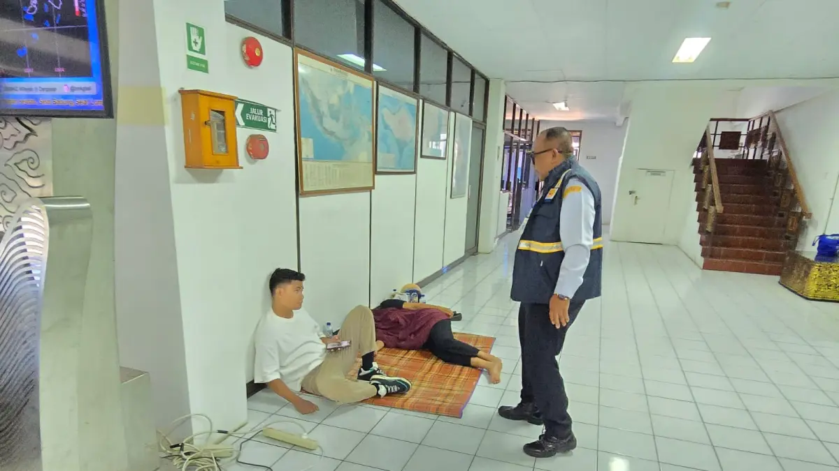 Keluarga Selvina Rambu Mayi, salah satu penumpang yang hilang pascakebakaran KMP Putri Yasmin, terus menunggu informasi perkembangan pencarian di Kantor ASDP Pelabuhan Padangbai.(Foto Zulfika Rahman)