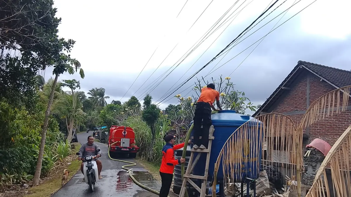 Petugas BPBD menyalurkan bantuan air bersih ke wilayah terdampak kekeringan. Memasuki puncak musim kemarau dengan dorongan El Nino berintensitas kuat, Bali menghadapi ancaman kebakaran hutan–lahan sekaligus krisis air yang makin meluas.(Istimewa)