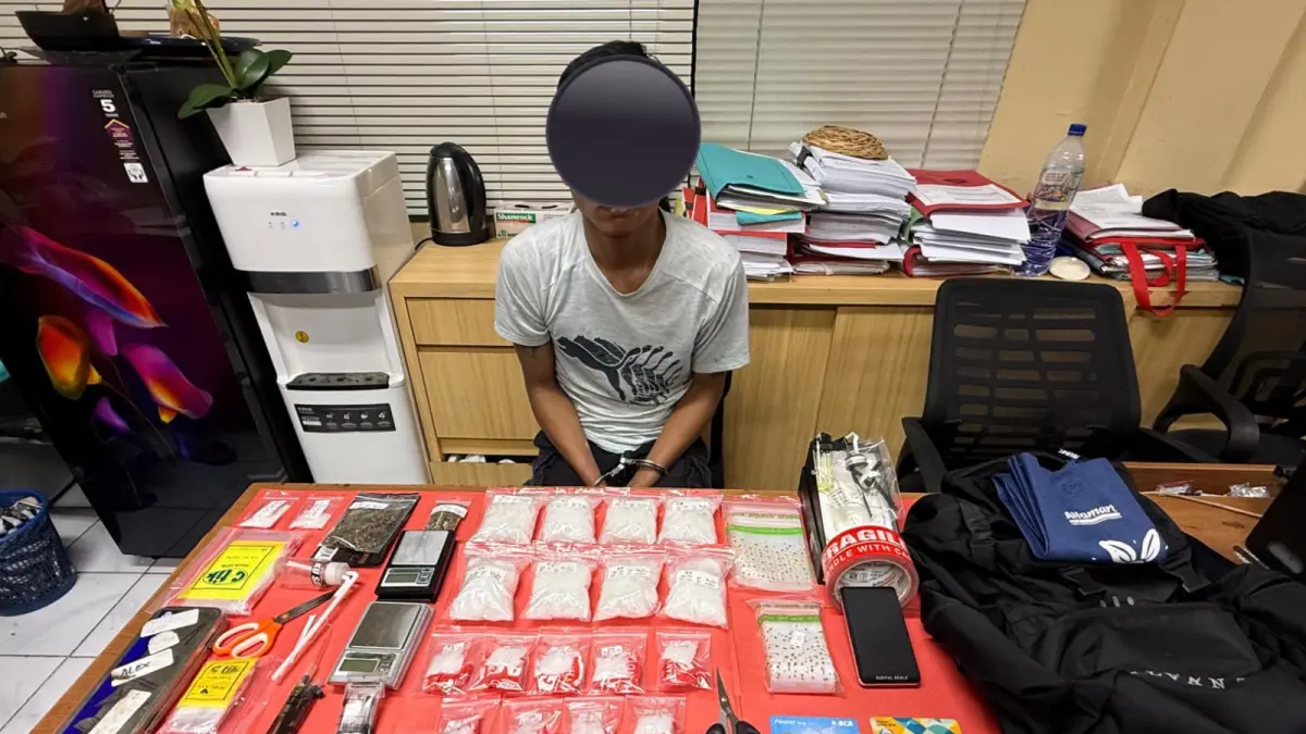 Tersangka IH bersama barang bukti sabu seberat 831,39 gram dan ganja 10,38 gram yang disita petugas Ditresnarkoba Polda Bali di kawasan Jalan Teuku Umar Barat, Denpasar Barat.(Istimewa)