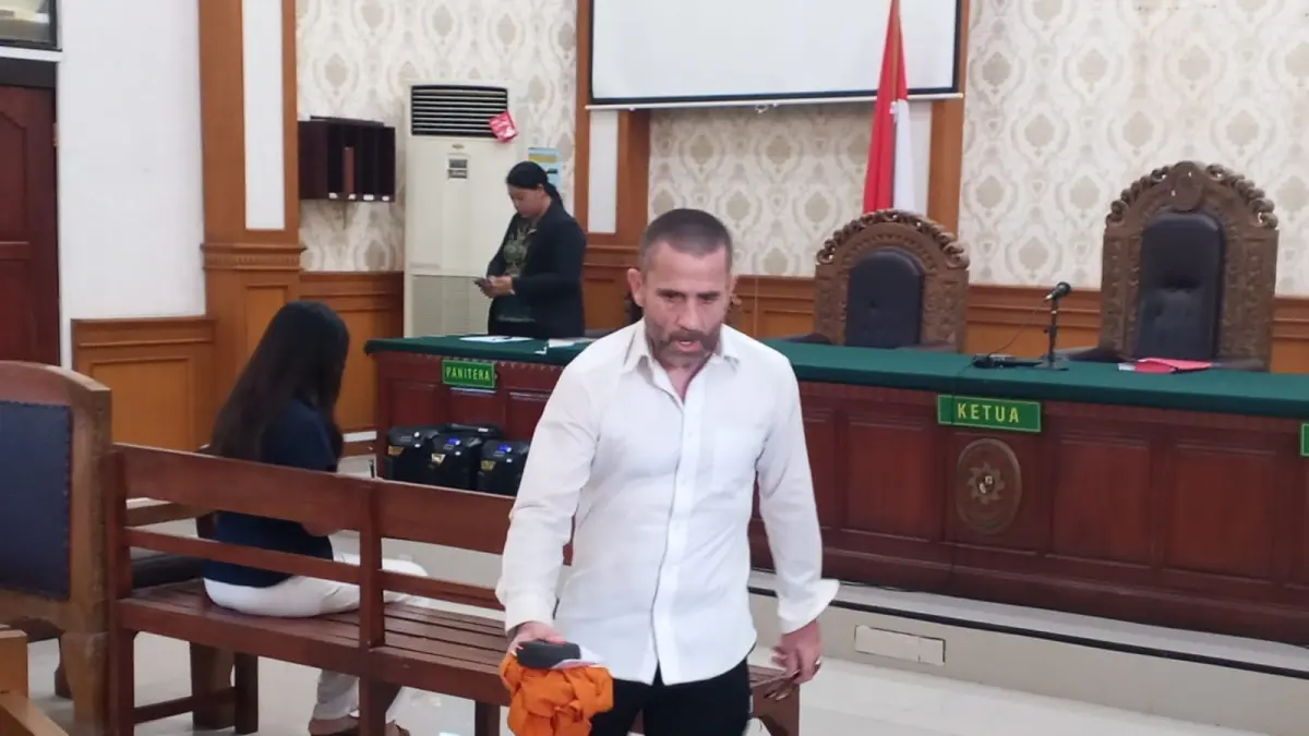 Warga Negara Australia, Sean Duncan Miliar, tampak saat menjalani sidang perdana di Pengadilan Negeri Denpasar, Kamis (13/8) siang. (Foto M. Sandijaya)