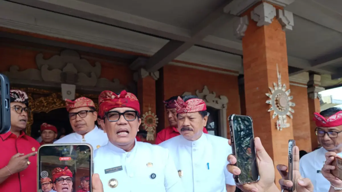 Bupati Tabanan I Komang Gede Sanjaya memberikan keterangan terkait penggeledahan kantor Dinas Kesehatan yang dilakukan Kejari Tabanan.&nbsp;(Foto Juliadi)