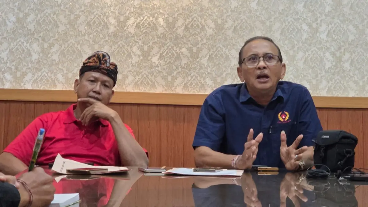 Ketua KONI Kota Denpasar Putu Yudi Atmika (kanan) memberikan keterangan terkait dugaan pelanggaran prosedur mutasi atlet di kantor KONI Denpasar, Kamis (13/8) kemarin. (Foto Marsell Pampur)