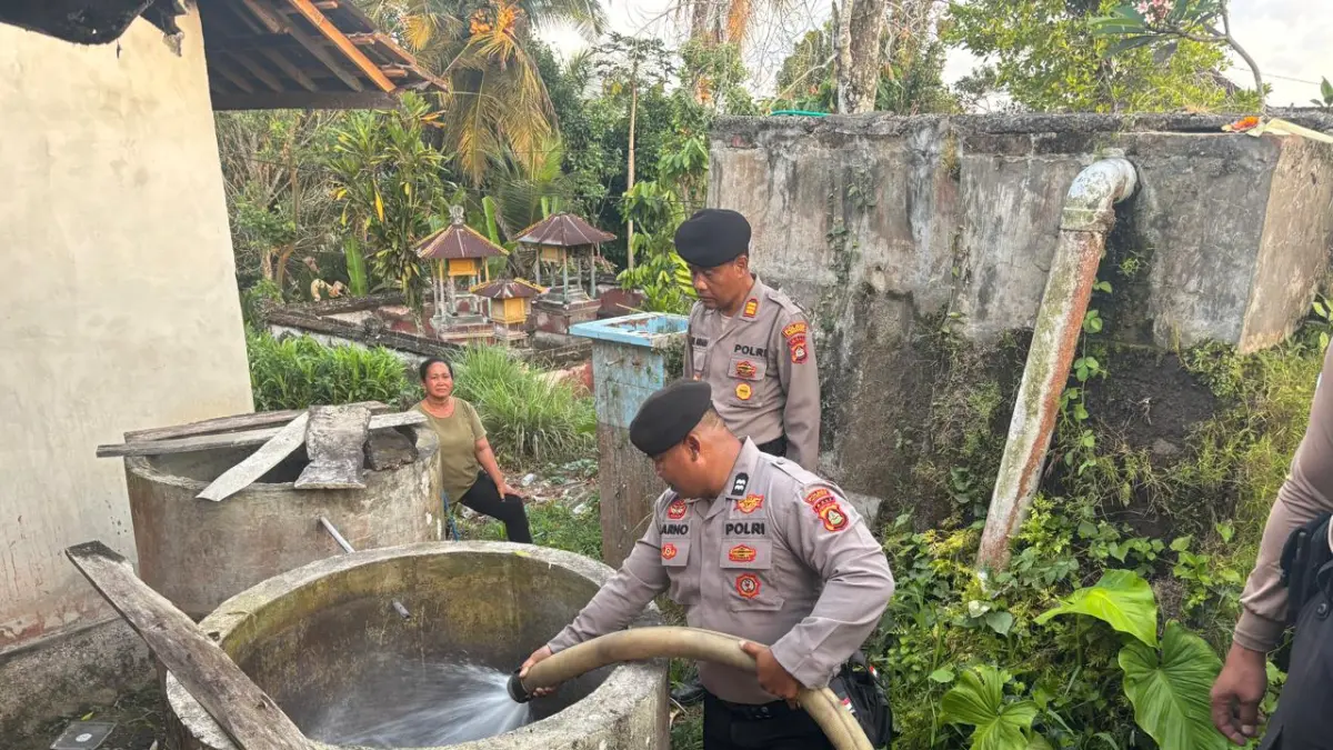 Petugas menyalurkan air bersih bagi warga Dusun Benel, Desa Manistutu, Kecamatan Melaya yang mulai kesulitan mendapatkan pasokan air bersih dampak musim kemarau.(Foto Polres Jembrana)