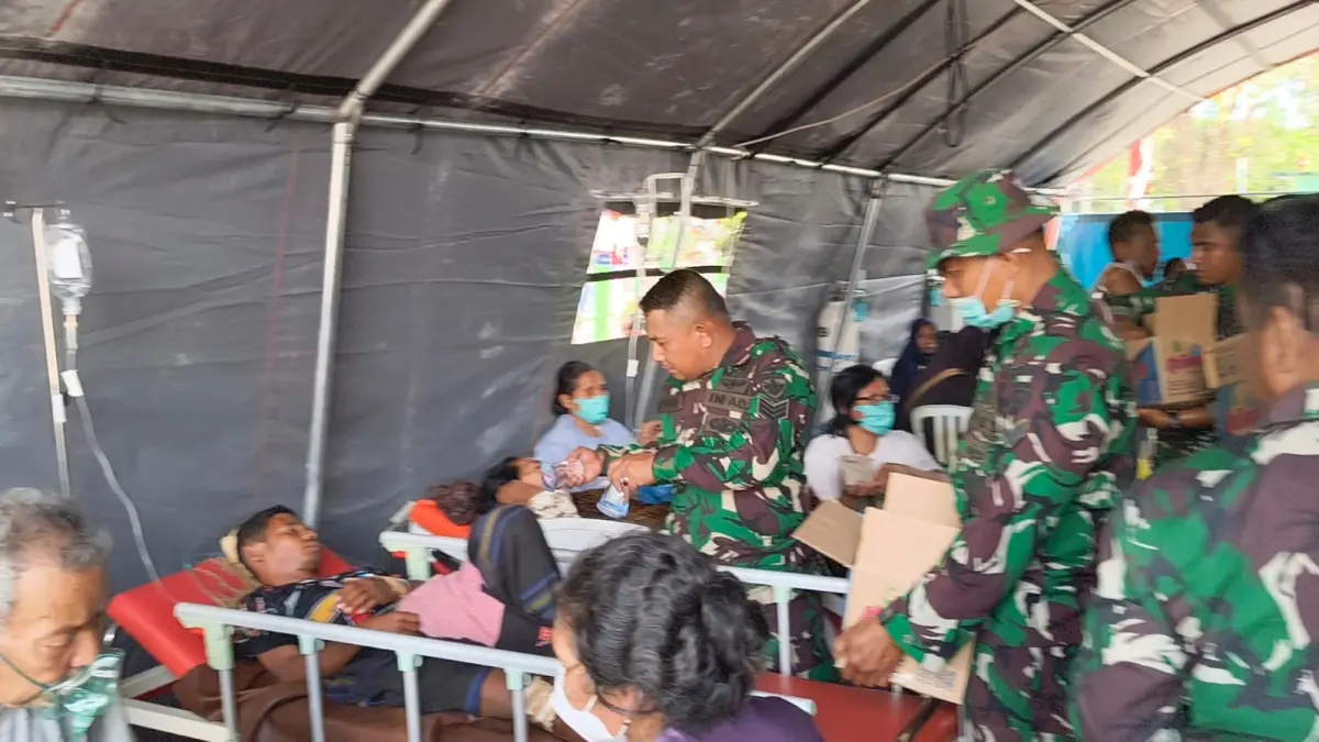 Prajurit Kodim 1603/Sikka bersama tenaga medis mengevakuasi pasien RSUD TC Hillers Maumere pasca gempa bumi Magnitudo 7,7 yang mengguncang NTT, Sabtu (15/8/2026) pagi. (Foto: Humas Kodam IX/Udayana)

&nbsp;