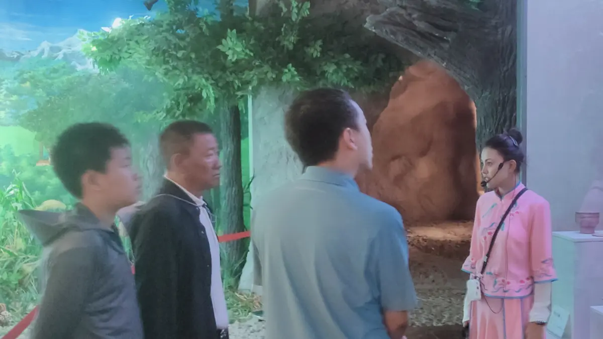 Pakaian perang yang digunakan oleh para prajurit Suku Xibe. Pakaian tersebut dipamerkan di dalam sebuah museum yang ada di dalam Kuil Jingyuan, Provinsi Xinjiang, Tiongkok. (Foto Eka Prasetya)