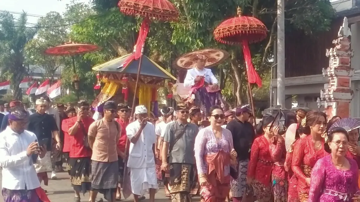 Rangkaian prosesi sakral Pawiwahan Agung di Puri Agung Singasana Tabanan — mempelai ditandu Joli Kerajaan diiringi gamelan Gong Beri, tradisi yang vakum selama 60 tahun kini dihidupkan kembali. (Foto Juliadi)