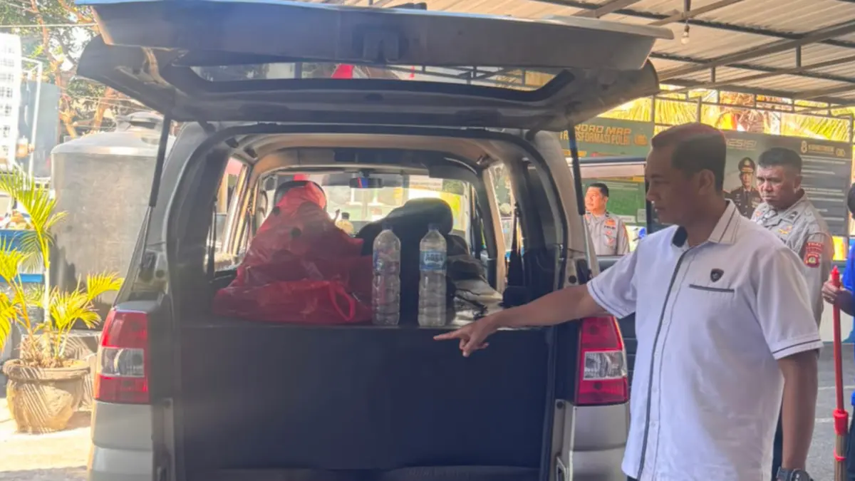 Mobil Suzuki APV berisi tangki modifikasi berisi 190 liter Pertalite bersubsidi diamankan Ditpolairud Polda Bali. Kendaraan itu diduga digunakan untuk menjual BBM subsidi kepada nelayan di wilayah Seraya, Karangasem, dengan harga di atas ketetapan.(Foto Adrian Suwanto)