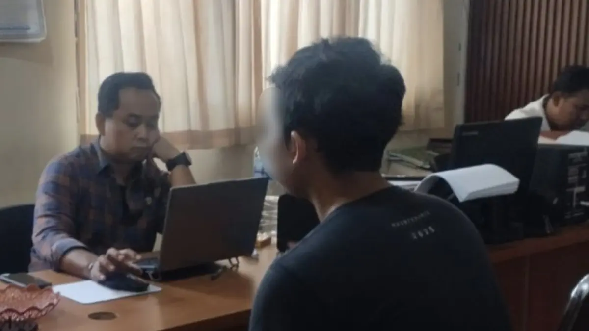 IWCA, 25 tahun, diamankan warga lalu diserahkan ke Polsek Abiansemal setelah diduga melakukan pelecehan seksual dengan meremas pantat pengendara wanita. Pelaku mengaku sudah melakukannya hingga 10 kali di lokasi berbeda.(Istimewa)