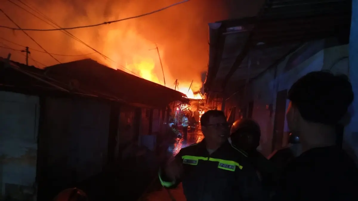 Kobaran api menghanguskan empat kamar kos semi permanen di Jalan Malboro XIV, Desa Pemecutan Klod, Denpasar Barat, Selasa (18/8) malam. Delapan unit mobil pemadam kebakaran dikerahkan untuk menjinakkan api.(Foto Adrian Suwanto)

&nbsp;