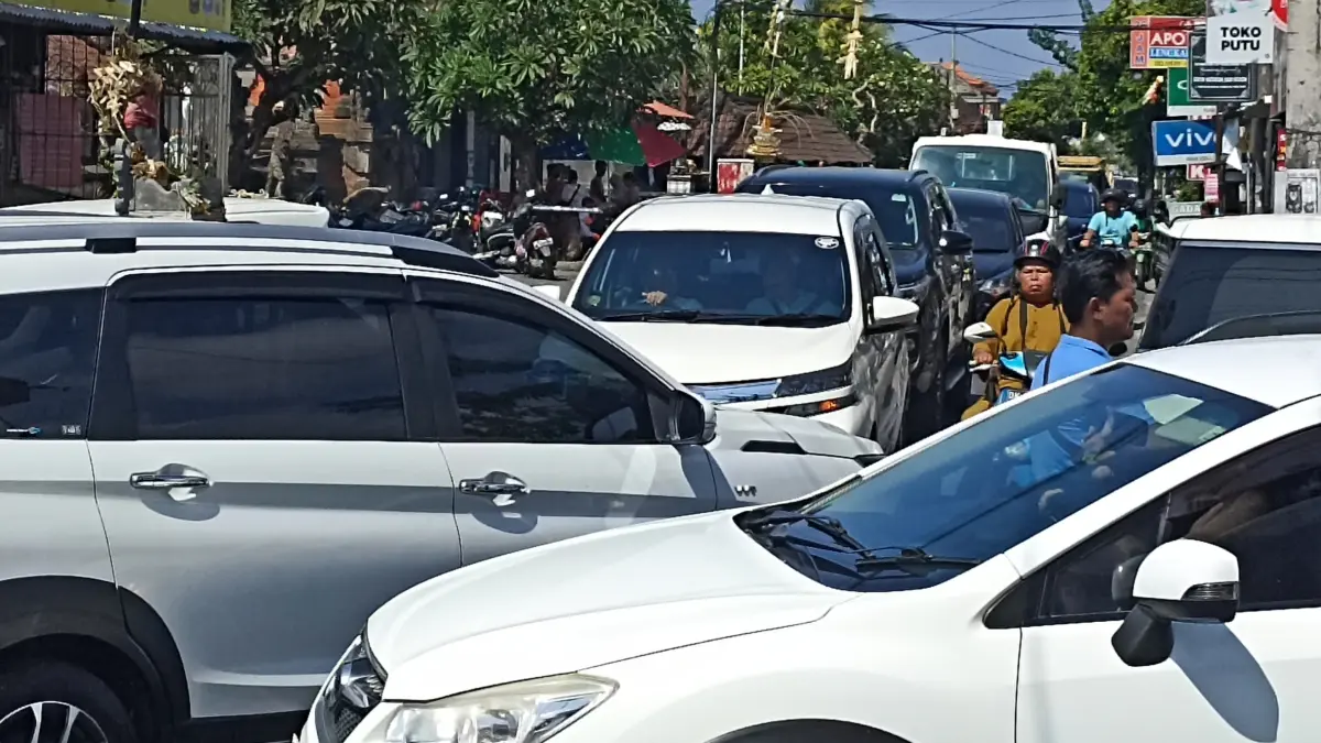 Padatnya lalu lintas di kawasan Denpasar menjadi bukti pertumbuhan kendaraan yang tidak sebanding dengan kapasitas jalan. Jumlah kendaraan kini mencapai 1,4 juta unit, melampaui jumlah penduduk sekitar 800 ribu jiwa.(Foto Adrian Suwanto)