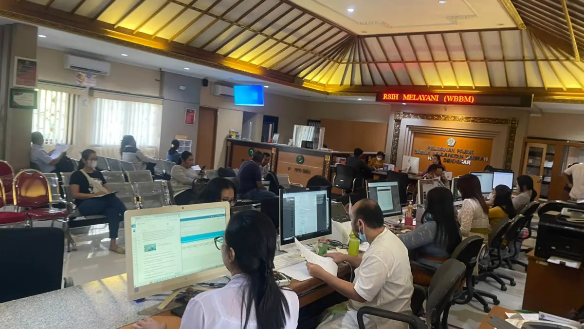 Suasana pembayaran pajak di kantor Bapenda Kota Denpasar. Pemkot Denpasar menargetkan PAD 2026 naik menjadi Rp3,24 triliun, dengan pajak reklame dan digitalisasi menjadi kunci peningkatan.(Foto Adrian Suwanto)