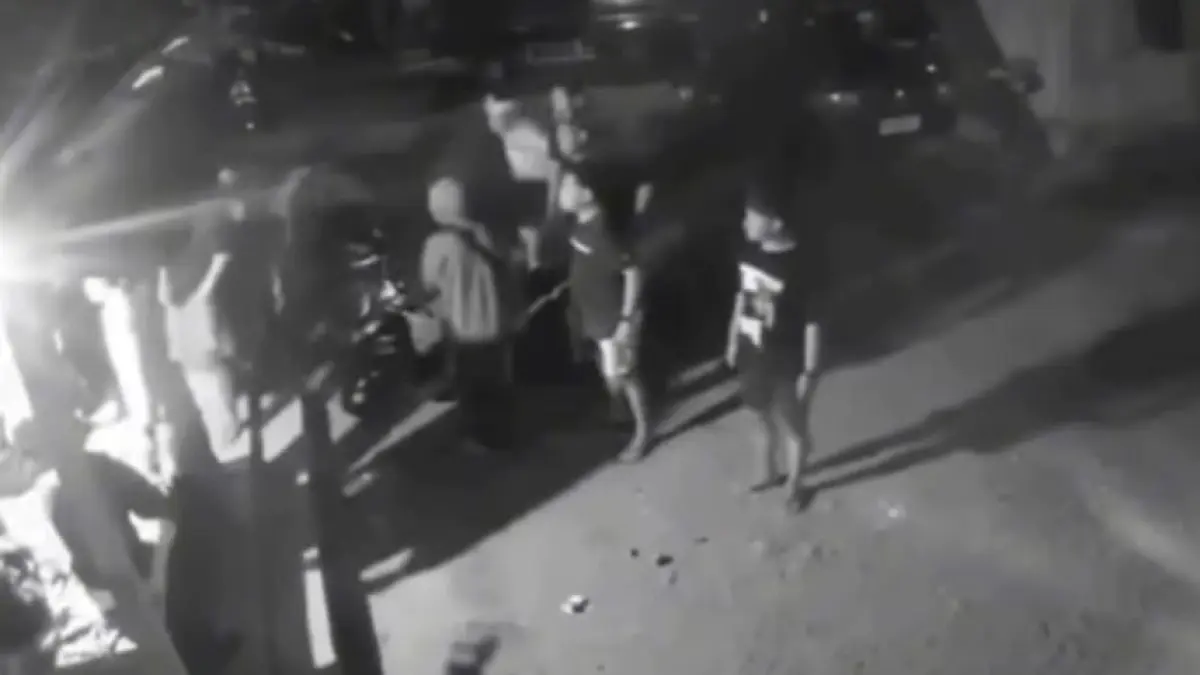 Tiga pekerja kandang ayam menjadi korban pengeroyokan sekelompok orang tak dikenal di area parkir Kandang Ayam Boiler, Banjar Batu Bayan, Desa Taman, Kecamatan Abiansemal, Badung, Selasa (18/8). Polisi sedang menyelidiki identitas para pelaku.(Istimewa)