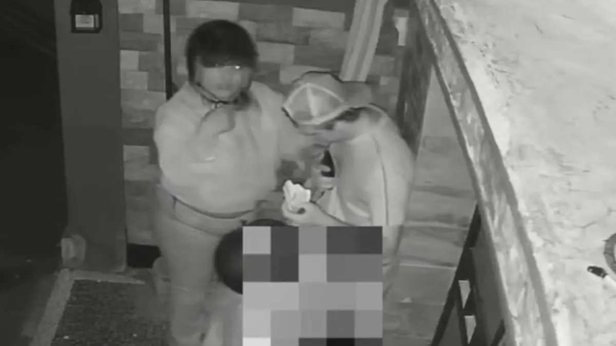 Tangkapan layar rekaman CCTV yang memperlihatkan dua perempuan dan seorang pria warga negara asing (WNA) di depan rumah warga di wilayah Kuta Utara, Badung. Ketiganya diduga melakukan perbuatan asusila di tempat umum, peristiwa terjadi Kamis (20/8) dini hari.(Istimewa)