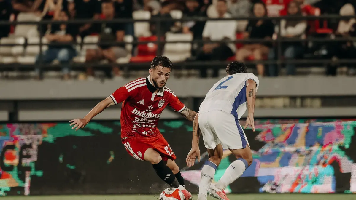 Bali United menjamu Persib Bandung di Stadion Kapten I Wayan Dipta, Selasa (18/8) malam. Serdadu Tridatu kalah 2–3, namun pelatih Johnny Jansen tetap memuji penampilan anak asuhnya.(Foto Bali United)