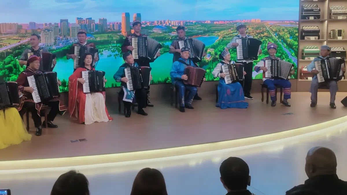 Penampilan salah satu grup musik di Alexander Accordion Museum, Provinsi Xinjiang, Tiongkok. Museum ini menyimpan ratusan alat musik akordion dari penjuru dunia.(Foto Eka Prasetya)