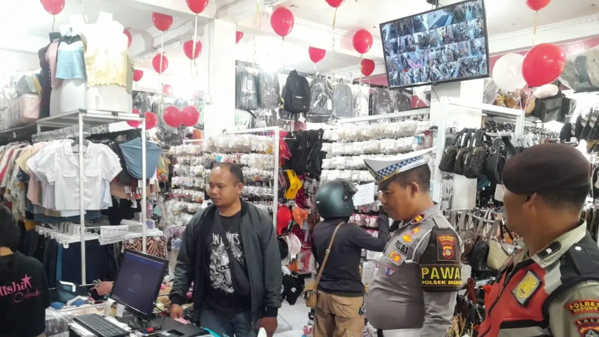 Petugas Polsek Mengwi melakukan pengecekan di toko pakaian Alisha Collection yang diduga menjadi sasaran pencurian di Banjar Pengiasan, Desa Mengwitani, Kecamatan Mengwi, Badung.(Istimewa)