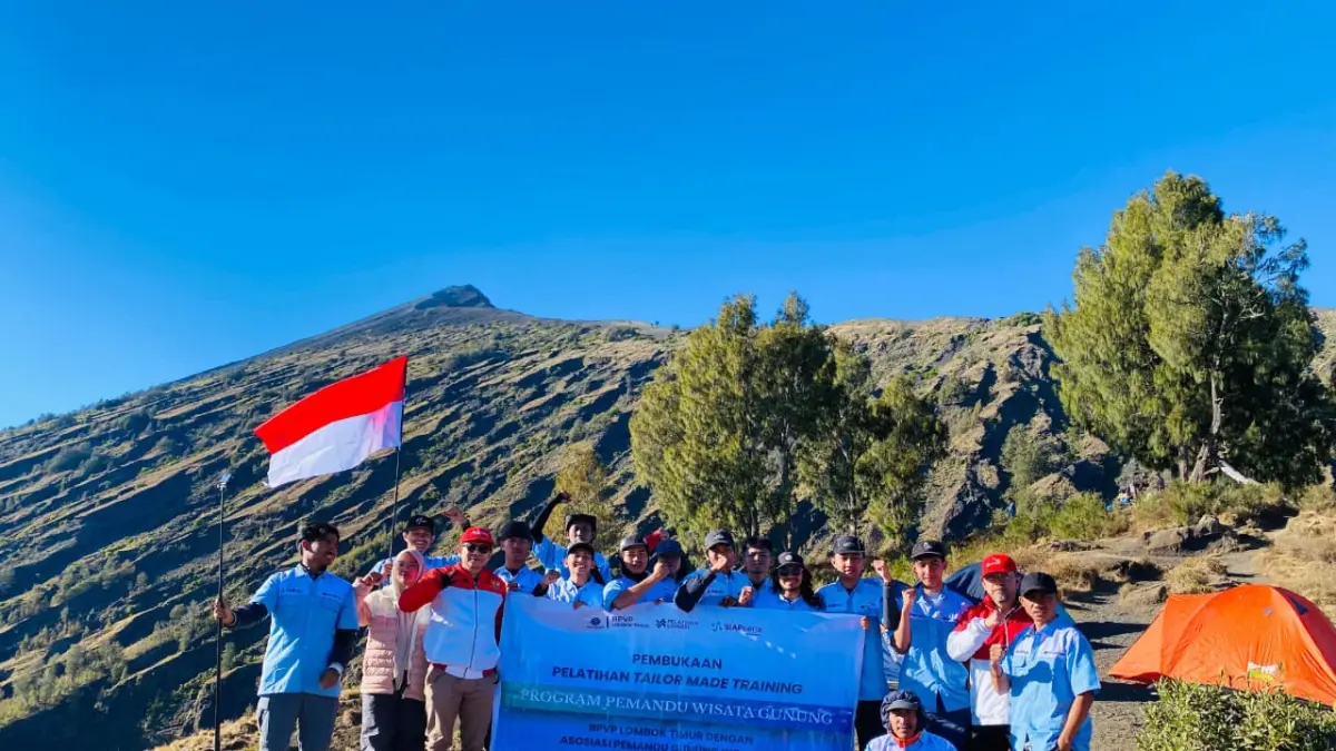 Kemnaker berupaya menyiapkan tenaga kerja pariwisata yang kompeten dan profesional melalui pelatihan Tailor Made Training (TMT) bagi pemandu wisata gunung di NTB.(Foto Kemenaker)