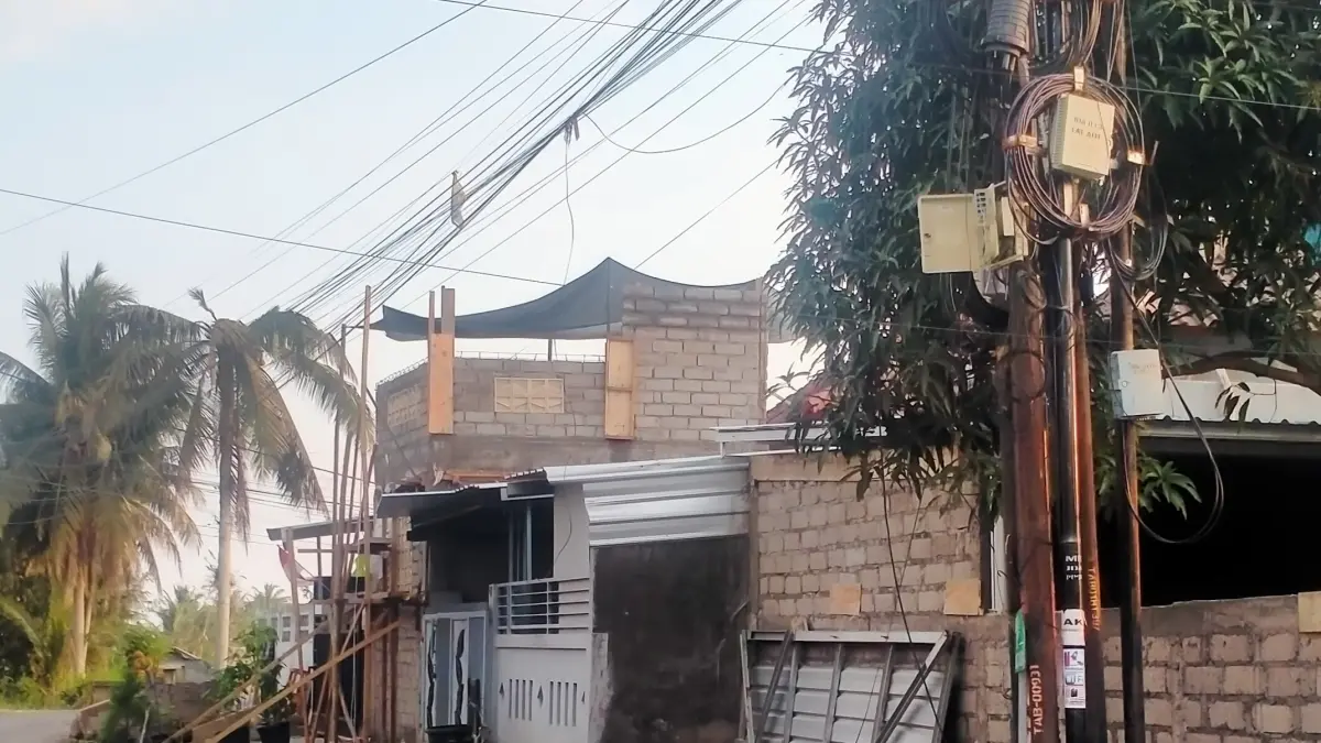 Kondisi tiang internet yang terpasang berantakan di salah satu kawasan Desa Kukuh, Kecamatan Kerambitan, Tabanan. Pemerintah desa akhirnya membatasi pemasangan tiang baru karena banyak dipasang tanpa izin.(Foto Juliadi)