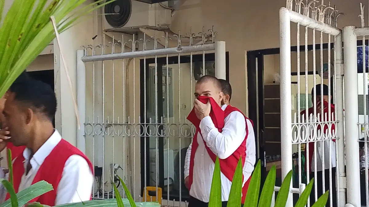 Luzian Andrin Zgraggen saat tiba di PN Denpasar sebelum sidang putusan, Kamis (20/8). Terdakwa WN Swiss divonis satu tahun penjara karena menghina Hari Suci Nyepi.(Istimewa)