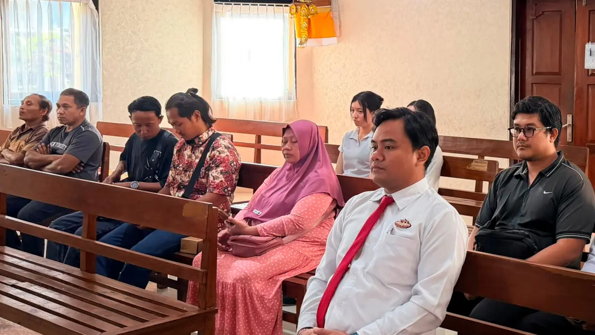 Pelaksanaan sidang tipiring bagi pelanggar pembuang limbah usaha di Pengadilan Negeri Denpasar, Jumat (21/8). Lima pelaku tahu dan tempe didenda Rp200 ribu masing-masing.(Foto Adrian Suwanto)
