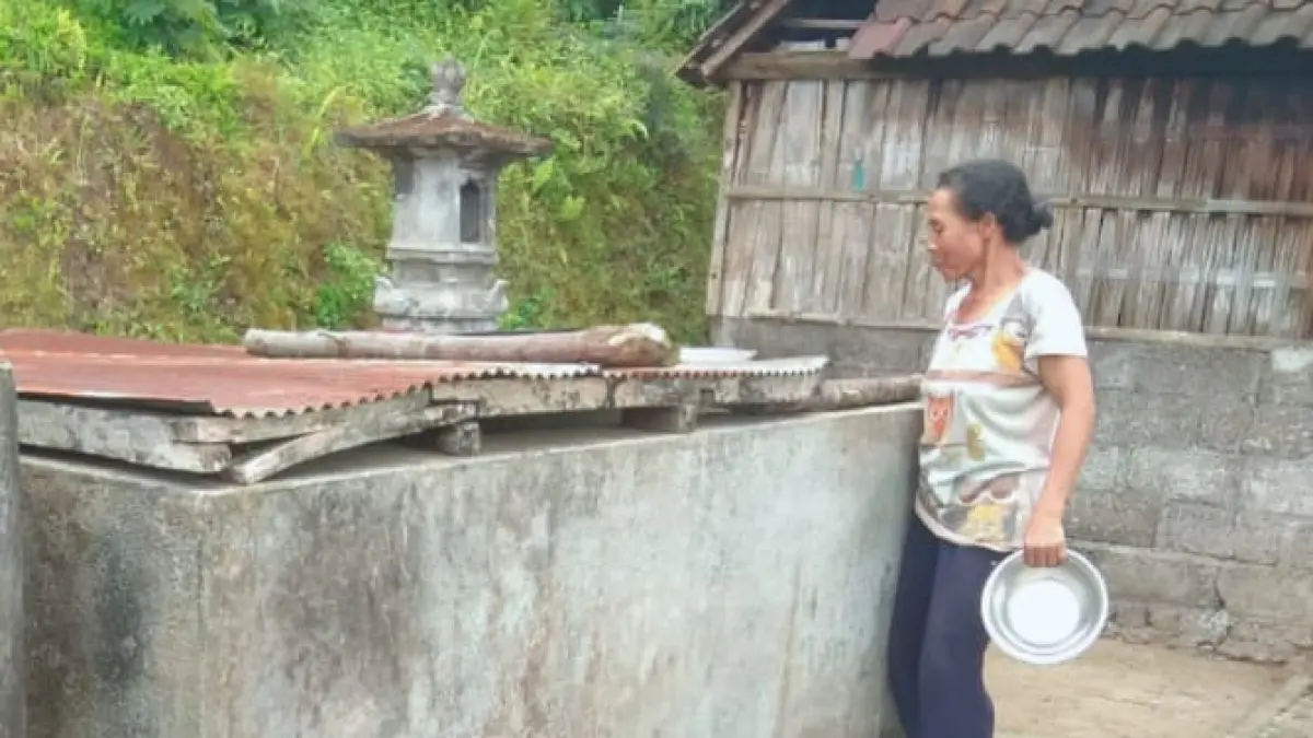 Warga Banjar Batumadeg, Desa Besakih, Kecamatan Rendang, mulai mengalami kesulitan air bersih akibat musim kemarau. Sebagian warga terpaksa membeli air tangki untuk memenuhi kebutuhan sehari-hari.(Istimewa)