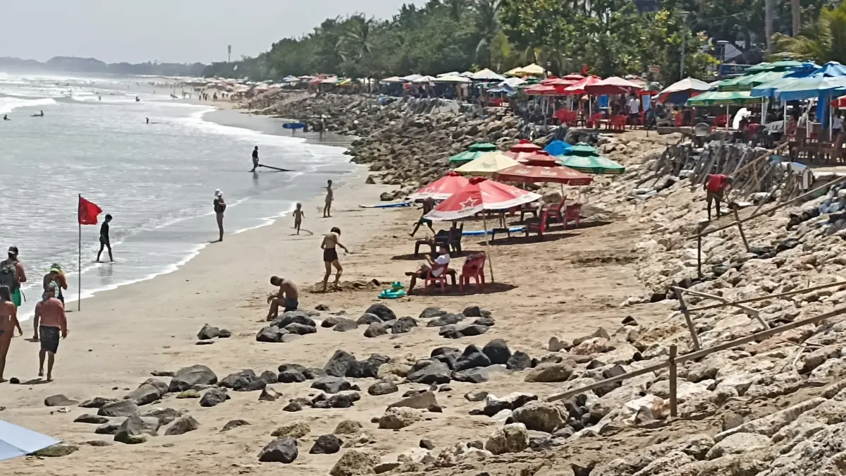 Bibir Pantai Kuta mengalami kerusakan setelah diterjang gelombang pasang. Batu penyangga berantakan dan berserakan, mengganggu akses wisatawan serta estetika kawasan wisata andalan Kabupaten Badung.(Foto Adrian Suwanto)

&nbsp;