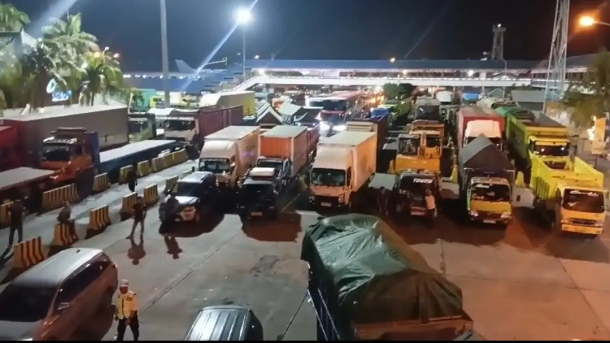 Antrean kendaraan mengular di Pelabuhan Gilimanuk hingga masuk jalur nasional Denpasar–Gilimanuk, Jumat (21/8) malam. Penutupan sementara Dermaga MB II untuk peningkatan kapasitas menjadi pemicu.(Foto M.Basir)