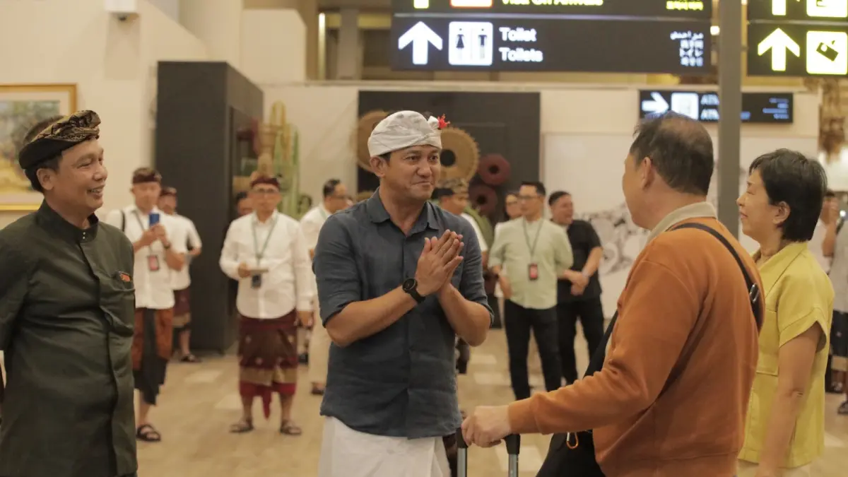 (kiri ke kanan) Regional CEO Kantor Regional II PT Angkasa Pura Indonesia Wahyudi, General Manager Bandara I Gusti Ngurah Rai Nugroho Jati, saat menyambut penumpang perdana pengguna fasilitas jembatan transfer terminal.(Foto Bandara Ngurah Rai)

&nbsp;