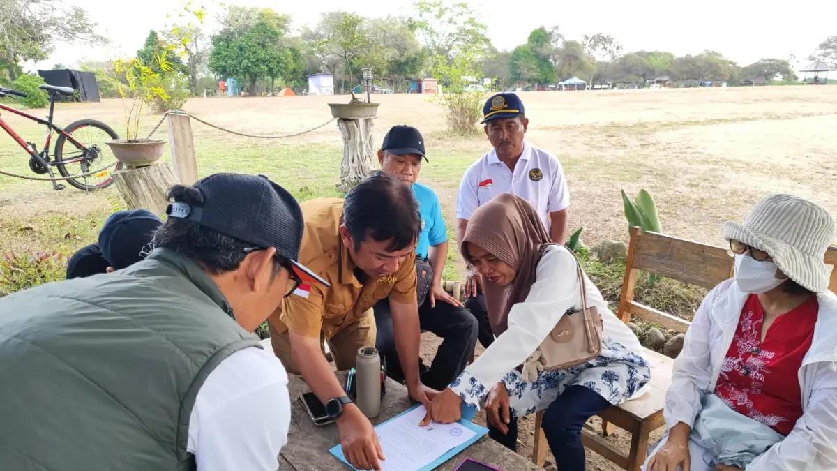 Pihak Kelurahan Gilimanuk bersama pihak terkait melakukan mediasi dan pembuatan surat pernyataan kepada pemilik pabrik tahu yang tertangkap membuang limbah ke kawasan mangrove Taman Nasional Bali Barat (TNBB). (Foto Kelurahan Gilimanuk)