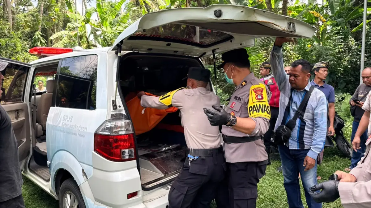 Proses evakuasi jenazah I Ketut Tambun (63), warga Dusun Sangging, Desa Akah, Klungkung, yang ditemukan meninggal dunia di jalan setapak sebelah Timur Kuburan Tinon, Desa Adat Manduang, Sabtu (22/8) kemarin.(Foto Humas Polres Klungkung)