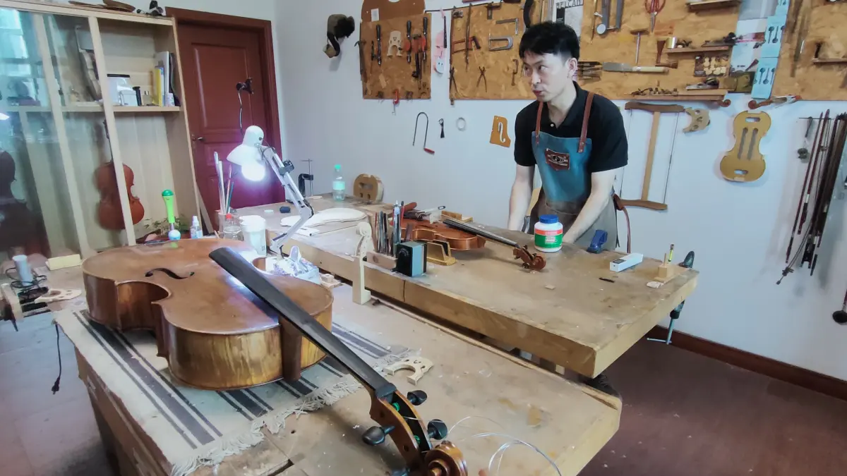 Salah seorang artis tengah membuat biola dengan kualitas premium di workshop Beijing Huadong Musical Instrument Co., Ltd. Proses pembuatan sebuah biola premium bisa menghabiskan waktu selama 3 bulan.(Foto Eka Prasetya)