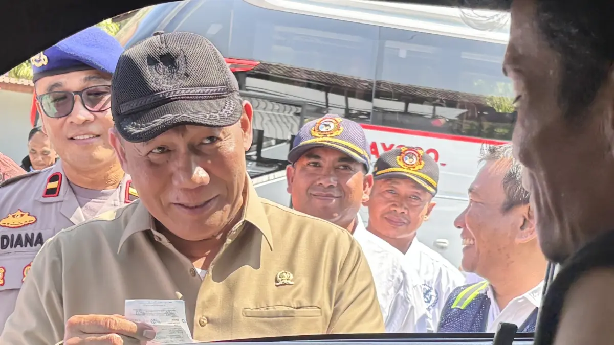 Anggota Komisi VII DPR RI, Bambang Haryo Soekartono, saat melakukan kunjungan kerja ke Pelabuhan Padangbai, Karangasem, Sabtu (22/8). Pasca insiden kebakaran KMP Putri Yasmin, ia mendesak perbaikan manifest penumpang dan pemeriksaan barang berbahaya.(Foto Zulfika Rahman)

&nbsp;
