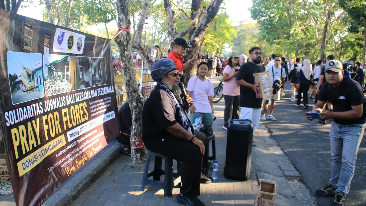 Joni Agung dan Solidaritas Jurnalis Bali Galang Donasi untuk Korban Gempa NTT di CFD Renon kemarin.(Foto Miftahuddin M.Halim)
