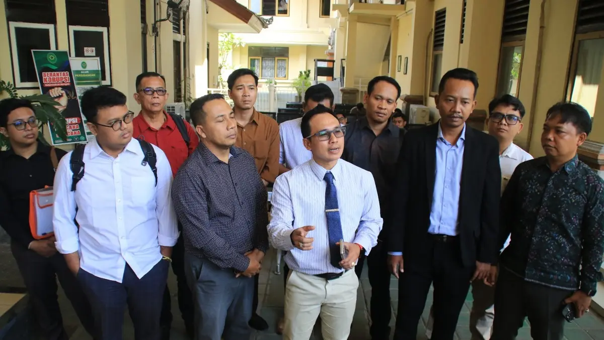 Kuasa hukum sejumlah perusahaan media, I Made Ariel Suardana, SH., MH., bersama tim memberikan keterangan kepada media usai mengikuti sidang gugatan perdata senilai Rp 25 miliar di Pengadilan Negeri Denpasar, Senin (24/8) siang. (Foto Miftahuddin M. Halim) &nbsp;