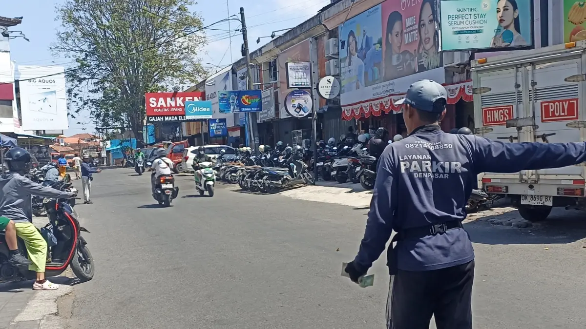 Wakil Wali Kota Denpasar I Kadek Agus Arya Wibawa memimpin evaluasi dan pembinaan BUMD di Perumda Bhukti Praja Sewakadarma, Minggu (23/8). Pemkot Denpasar menyusun roadmap transformasi tiga tahun untuk tiga Perumda di Kota Denpasar.(Foto Adrian Suwanto)