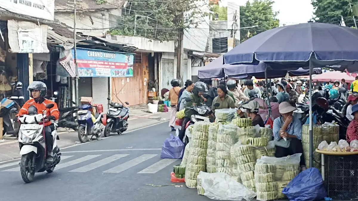 Pasar tumpah bunga di kawasan Wangaya yang mengganggu kelancaran lalu lintas di sekitar kawasan tersebut.(Foto Adrian Suwanto)
