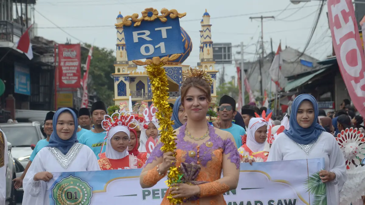Warga Kampung Jawa, Dusun Wanasari, Denpasar, menggelar pawai telur hias meriah dalam rangka memperingati Maulid Nabi Muhammad SAW 1448 H, Minggu (23/8/2026). Kegiatan dirangkaikan dengan semangat HUT ke-81 Kemerdekaan RI.(Foto Adrian Suwanto)