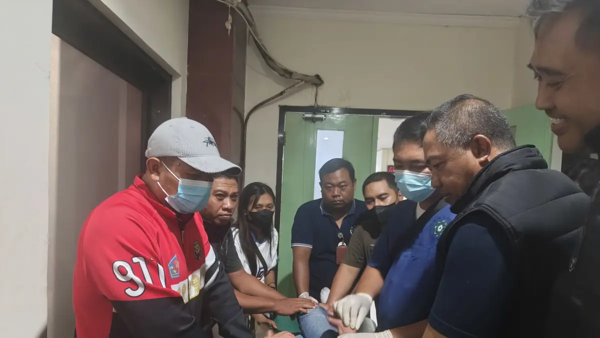 Babysitter asal Rote, NTT, berinisial MM (31), diamankan Satpol PP dan Polres Buleleng usai berperilaku tidak wajar dan diduga mengalami gangguan kesehatan mental. Ia mengaku diteror sosok hitam tinggi.(Foto Satpol PP Buleleng)