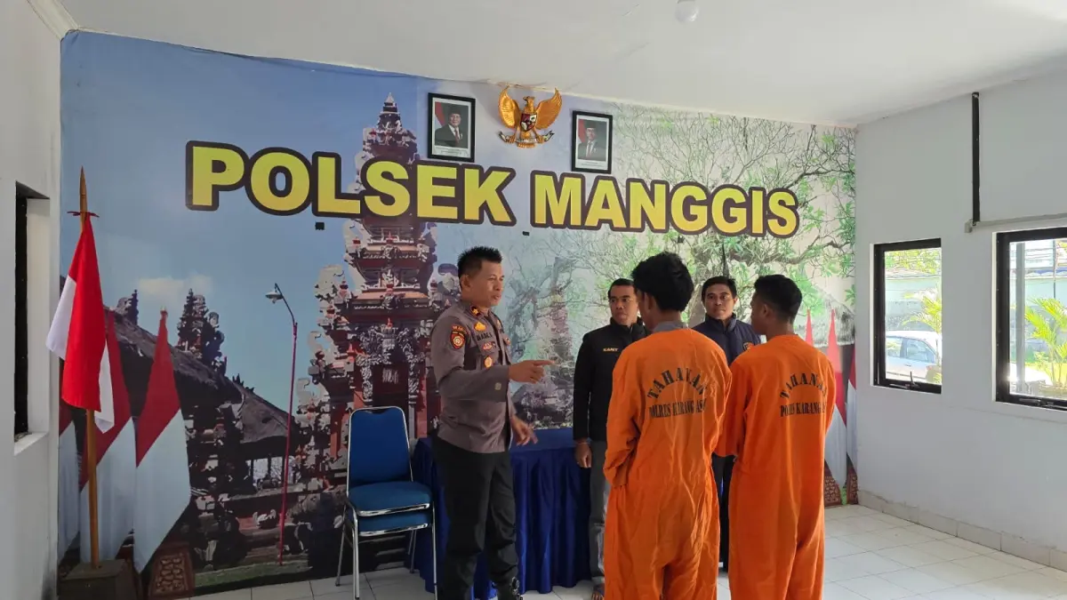 Dua tersangka mengenakan baju tahanan usai ditetapkan sebagai tersangka atas kasus pengeroyokan di wilayah Antiga Kelod, Kecamatan Manggis, Karangasem.(Istimewa)